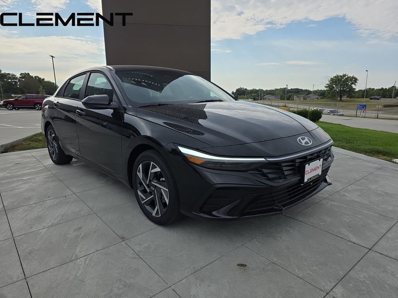 Hyundai Elantra Vehicle Full-screen Gallery Image 5