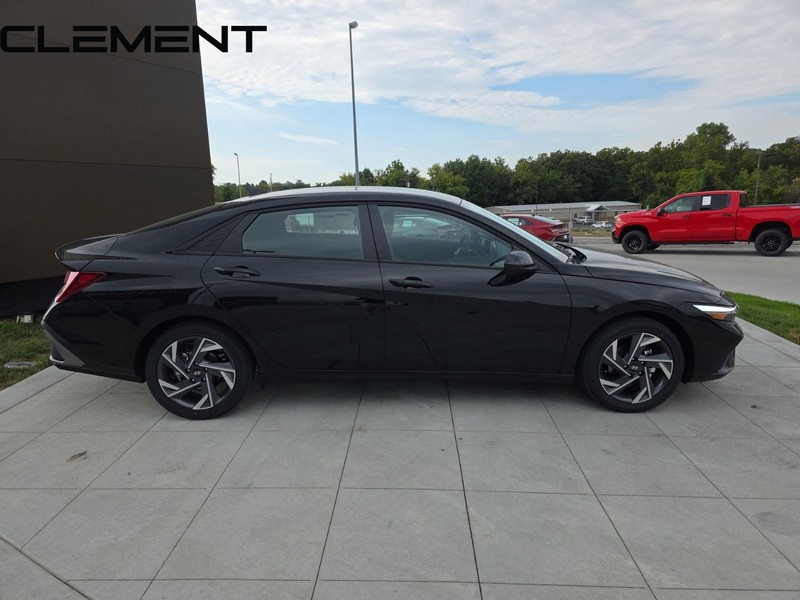 Hyundai Elantra Vehicle Full-screen Gallery Image 6