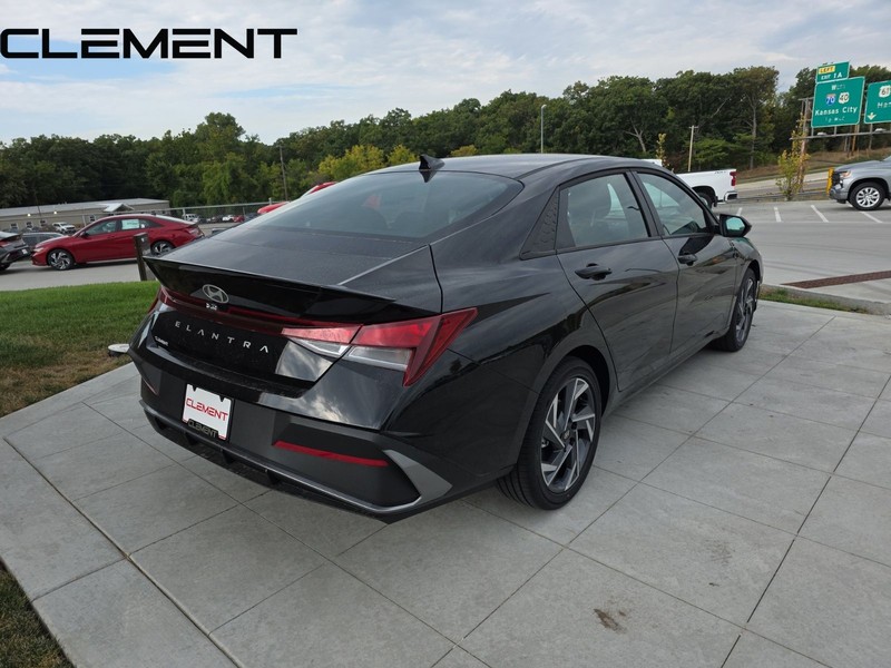 Hyundai Elantra Vehicle Full-screen Gallery Image 8