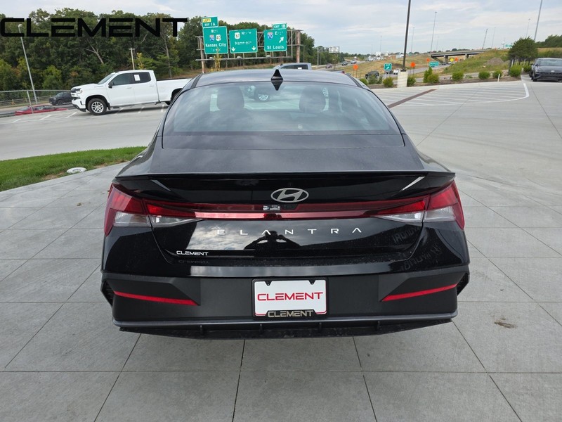 Hyundai Elantra Vehicle Full-screen Gallery Image 10