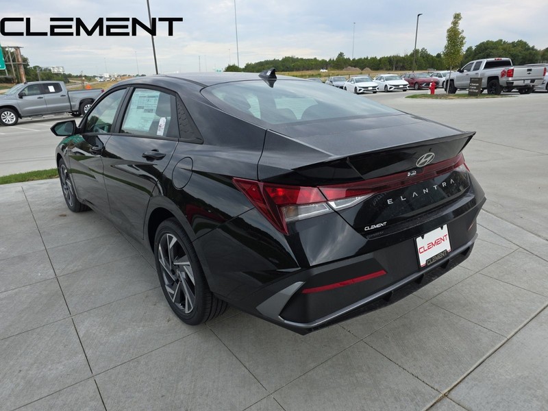 Hyundai Elantra Vehicle Full-screen Gallery Image 11