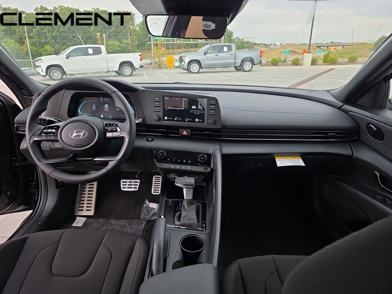 Hyundai Elantra Vehicle Full-screen Gallery Image 12