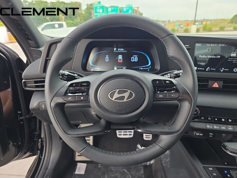 Hyundai Elantra Vehicle Full-screen Gallery Image 14