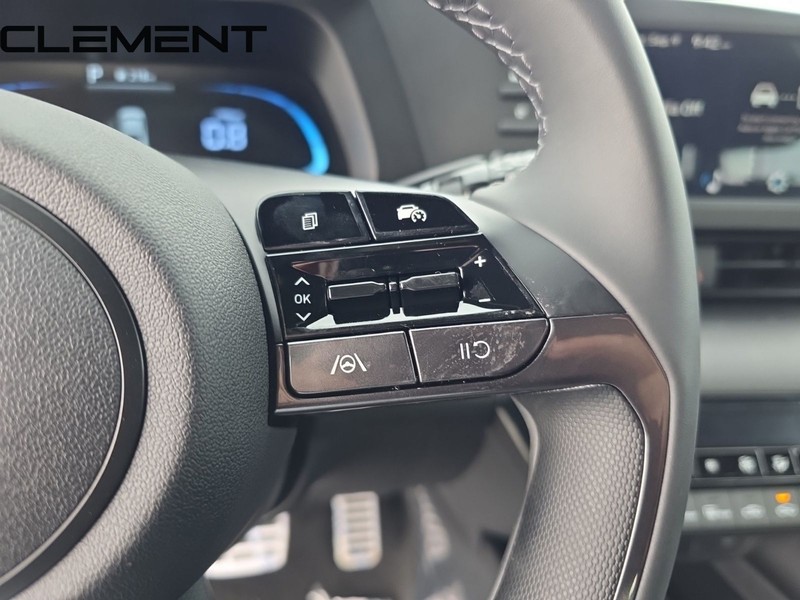 Hyundai Elantra Vehicle Full-screen Gallery Image 17