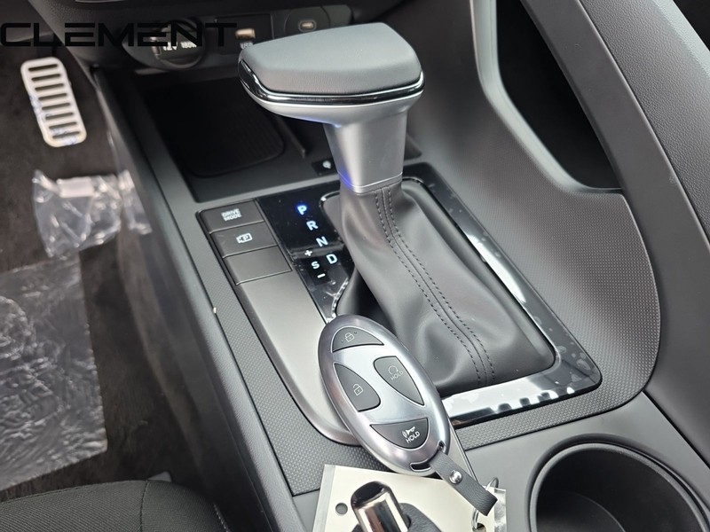 Hyundai Elantra Vehicle Full-screen Gallery Image 24