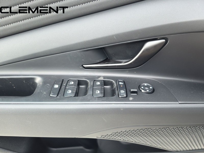 Hyundai Elantra Vehicle Full-screen Gallery Image 25