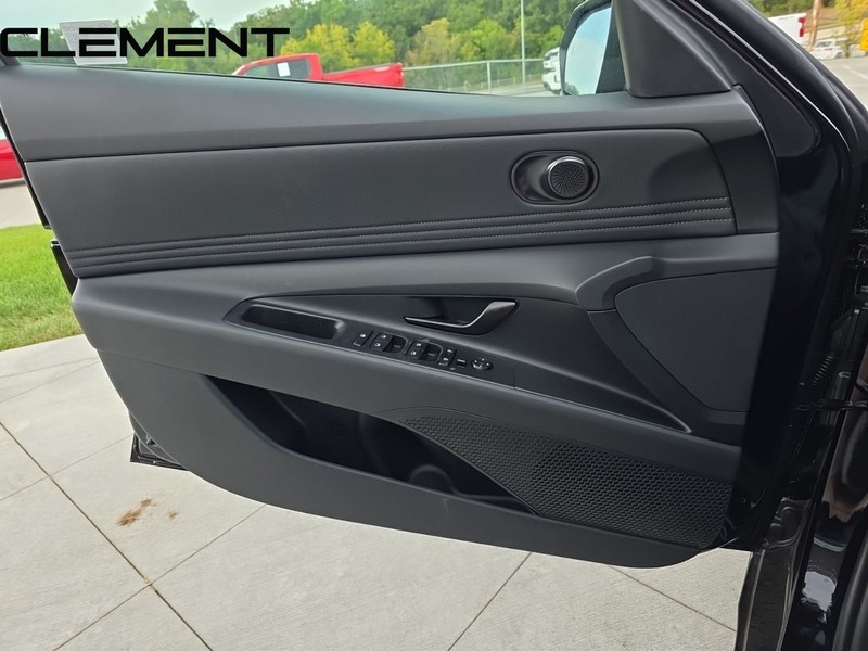 Hyundai Elantra Vehicle Full-screen Gallery Image 27