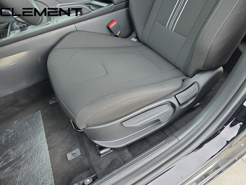 Hyundai Elantra Vehicle Full-screen Gallery Image 28