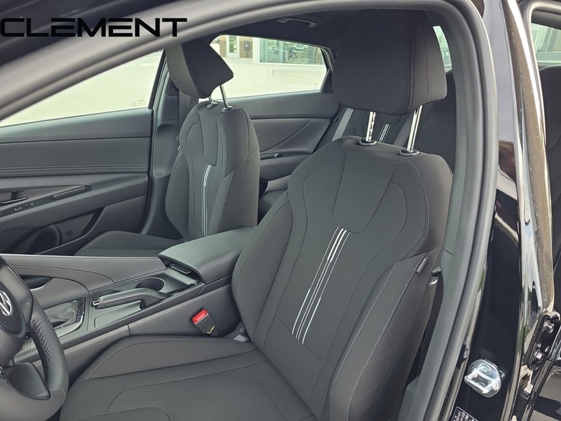 Hyundai Elantra Vehicle Full-screen Gallery Image 29