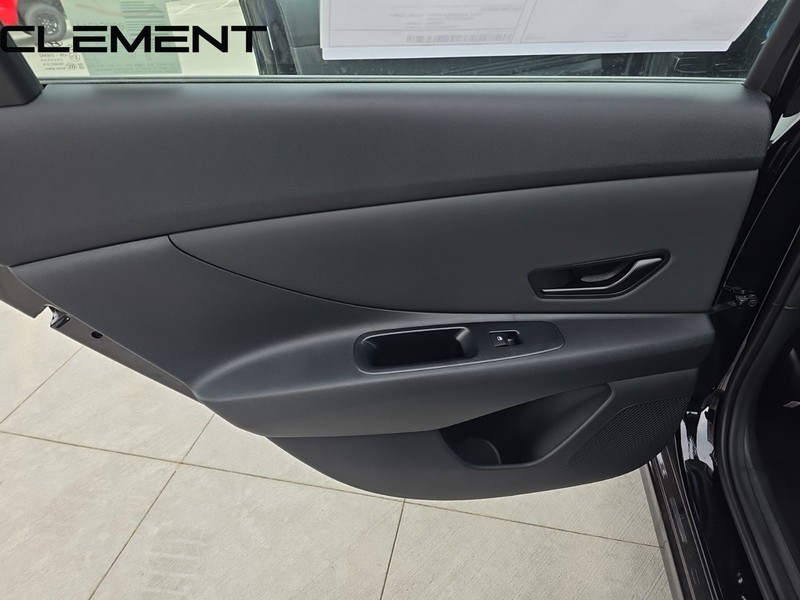 Hyundai Elantra Vehicle Full-screen Gallery Image 30