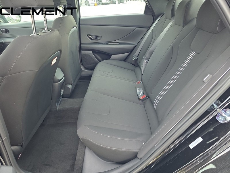 Hyundai Elantra Vehicle Full-screen Gallery Image 32