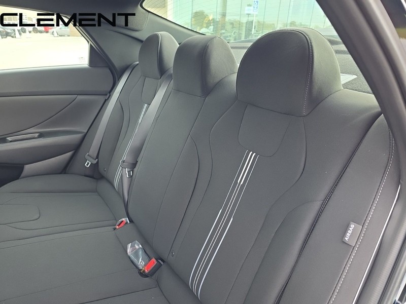 Hyundai Elantra Vehicle Full-screen Gallery Image 33