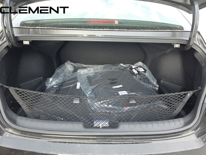 Hyundai Elantra Vehicle Full-screen Gallery Image 34