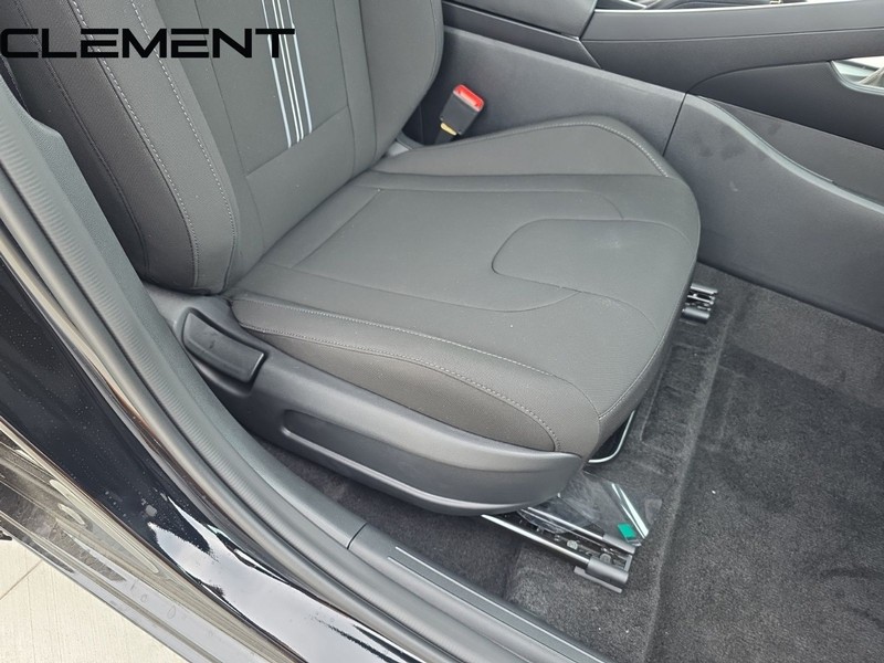 Hyundai Elantra Vehicle Full-screen Gallery Image 35