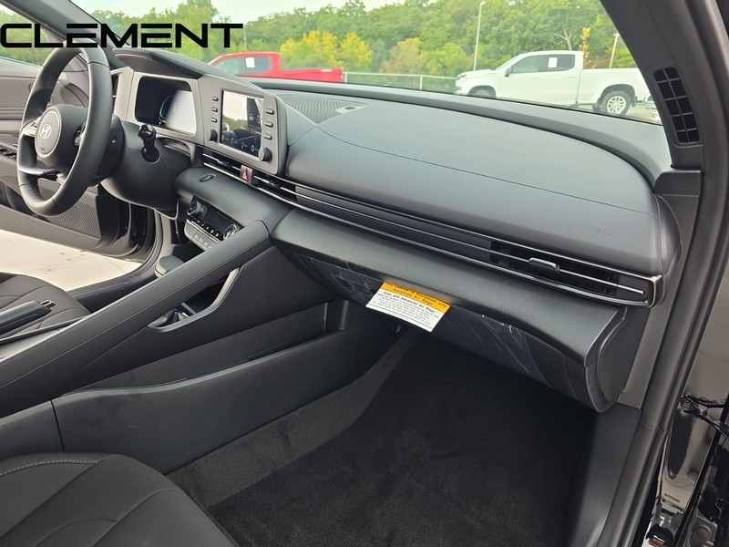 Hyundai Elantra Vehicle Full-screen Gallery Image 36