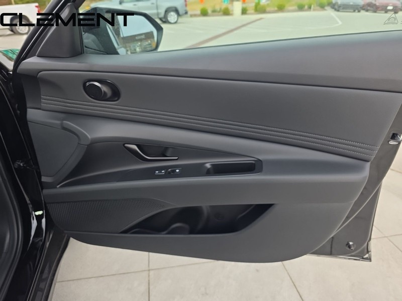 Hyundai Elantra Vehicle Full-screen Gallery Image 37