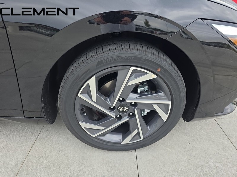 Hyundai Elantra Vehicle Full-screen Gallery Image 38
