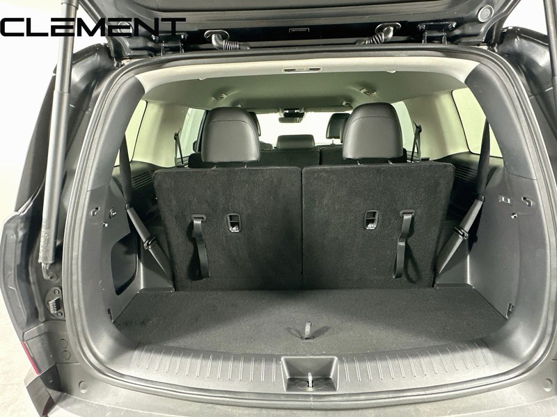 Hyundai Santa Fe Vehicle Full-screen Gallery Image 11