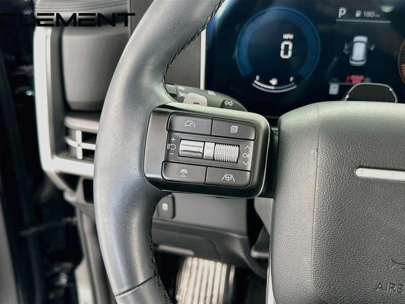 Hyundai Santa Fe Vehicle Full-screen Gallery Image 15