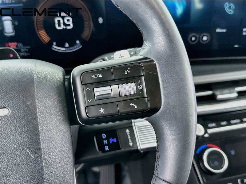 Hyundai Santa Fe Vehicle Full-screen Gallery Image 17