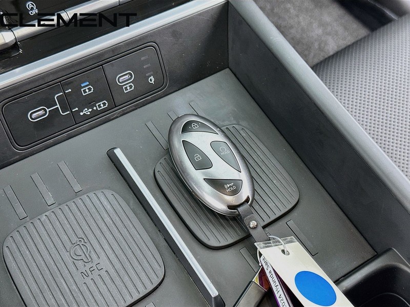 Hyundai Santa Fe Vehicle Full-screen Gallery Image 24