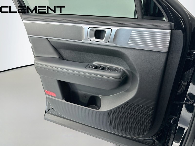 Hyundai Santa Fe Vehicle Full-screen Gallery Image 27