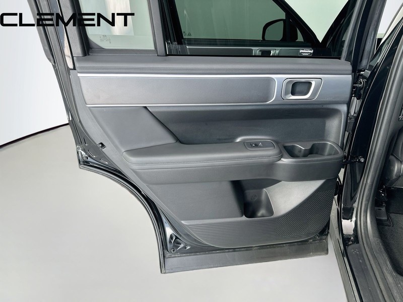 Hyundai Santa Fe Vehicle Full-screen Gallery Image 30