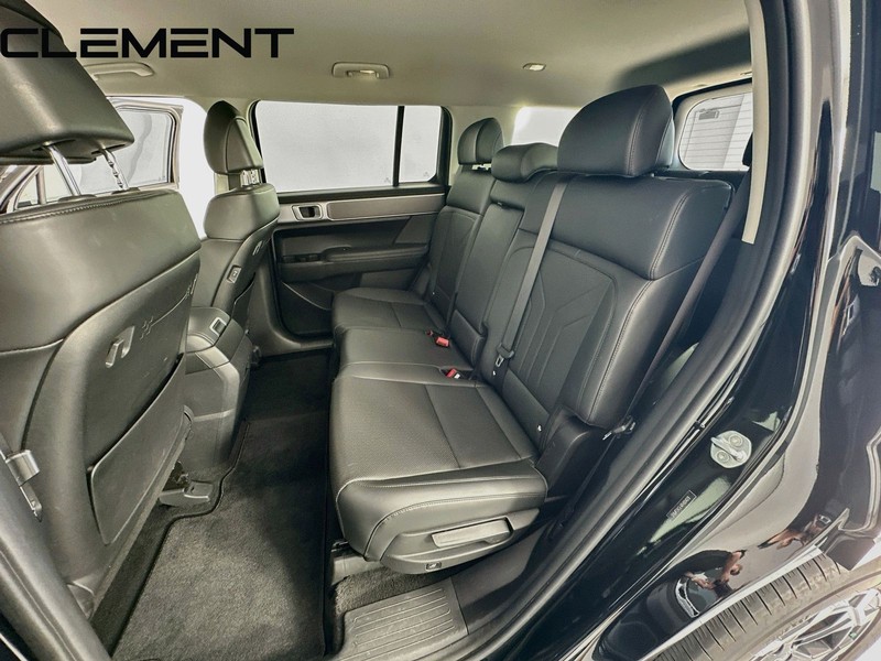 Hyundai Santa Fe Vehicle Full-screen Gallery Image 32