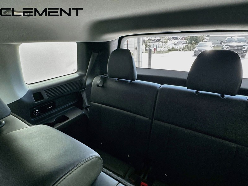 Hyundai Santa Fe Vehicle Full-screen Gallery Image 33