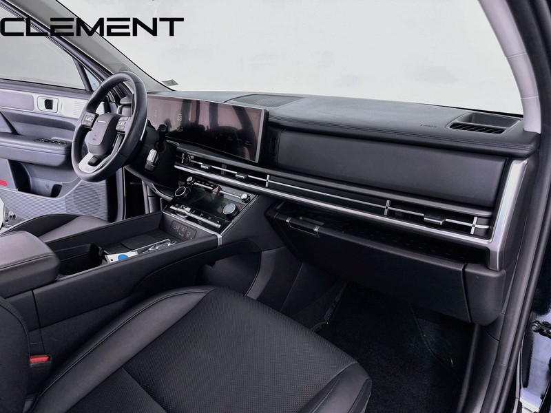 Hyundai Santa Fe Vehicle Full-screen Gallery Image 35