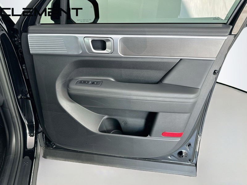 Hyundai Santa Fe Vehicle Full-screen Gallery Image 36