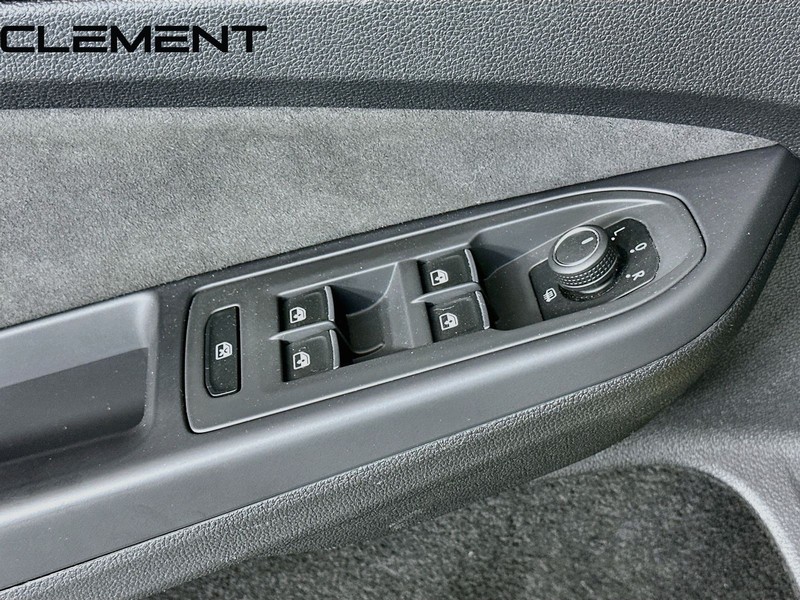 Volkswagen Golf GTI Vehicle Image 24