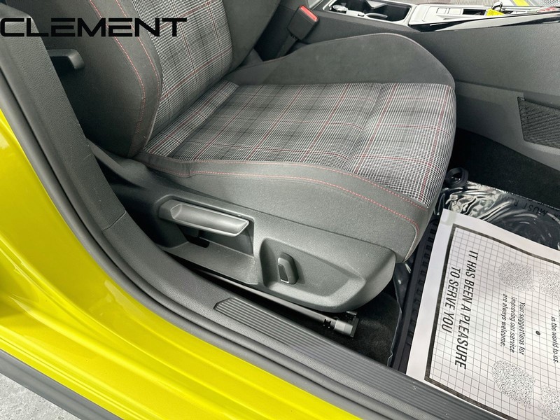 Volkswagen Golf GTI Vehicle Image 32