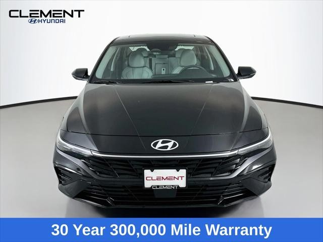 Hyundai Elantra Vehicle Full-screen Gallery Image 2