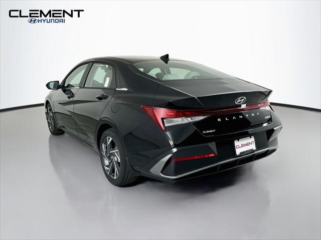 Hyundai Elantra Vehicle Full-screen Gallery Image 8