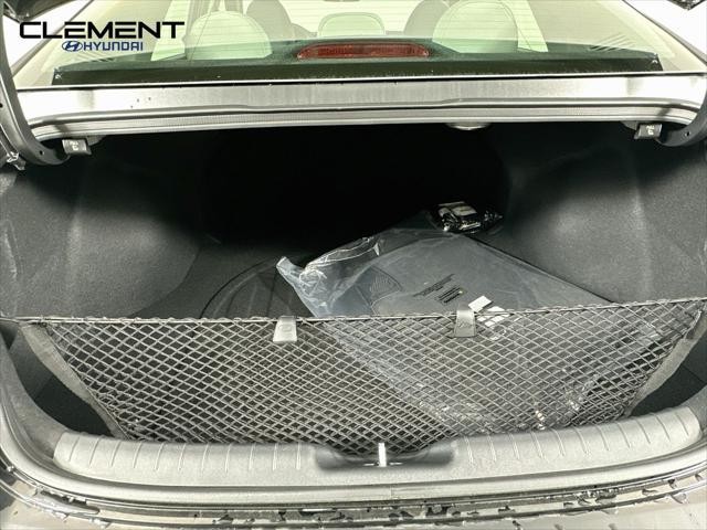 Hyundai Elantra Vehicle Full-screen Gallery Image 9