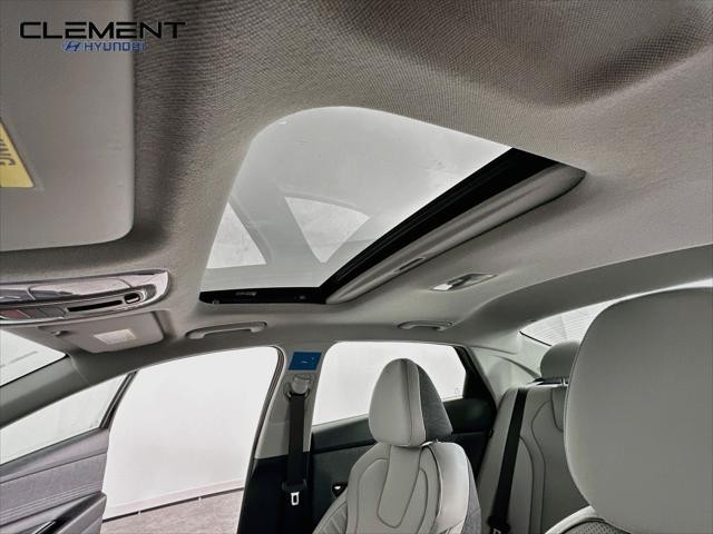 Hyundai Elantra Vehicle Full-screen Gallery Image 22