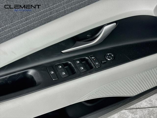 Hyundai Elantra Vehicle Full-screen Gallery Image 24
