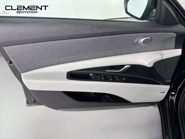Hyundai Elantra Vehicle Full-screen Gallery Image 25