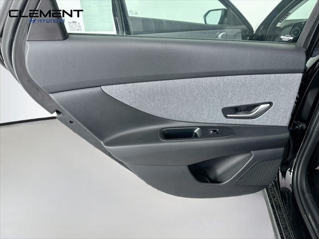 Hyundai Elantra Vehicle Full-screen Gallery Image 28