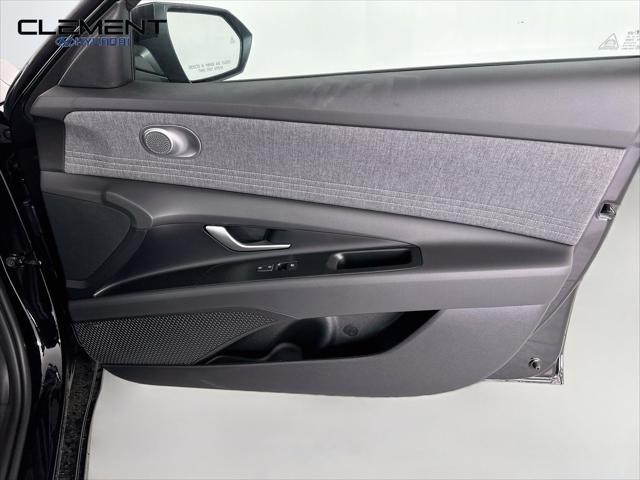 Hyundai Elantra Vehicle Full-screen Gallery Image 32