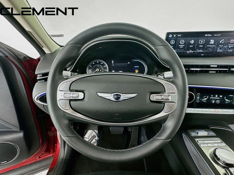Genesis GV70 Vehicle Full-screen Gallery Image 14
