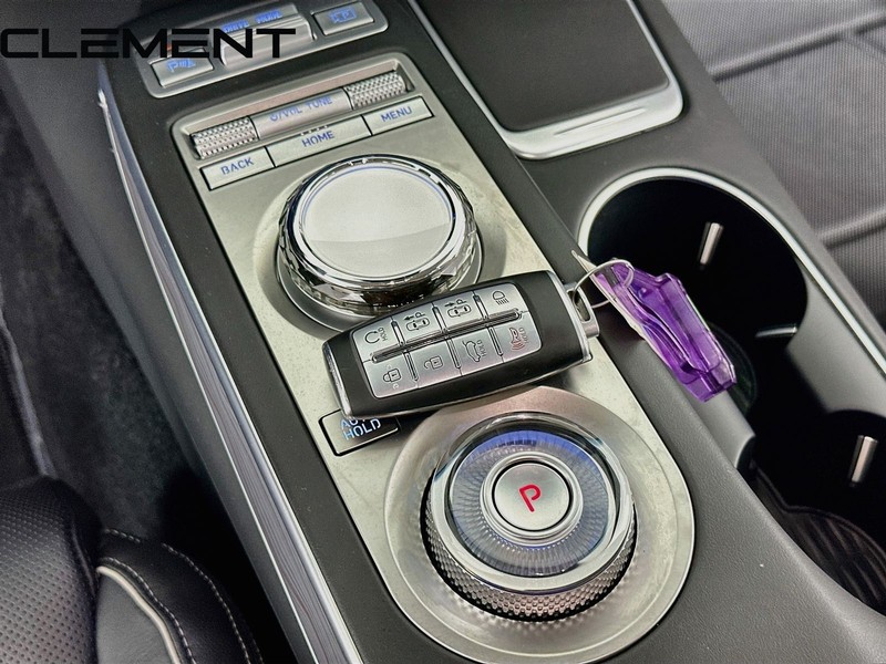 Genesis GV70 Vehicle Full-screen Gallery Image 24