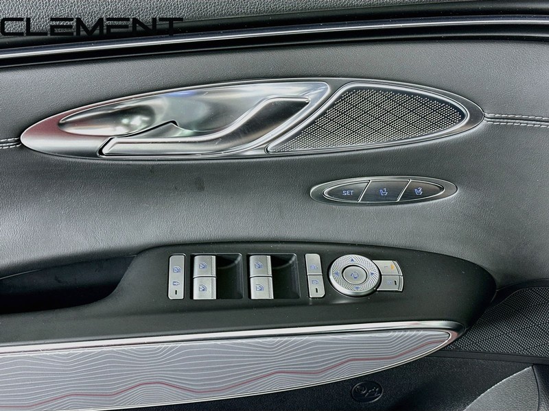 Genesis GV70 Vehicle Full-screen Gallery Image 28