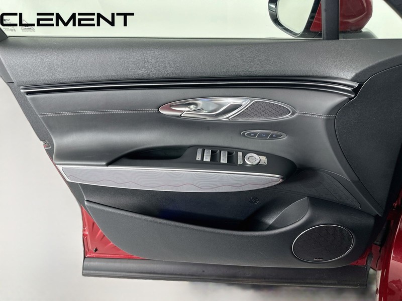 Genesis GV70 Vehicle Full-screen Gallery Image 29