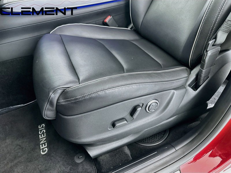 Genesis GV70 Vehicle Full-screen Gallery Image 30