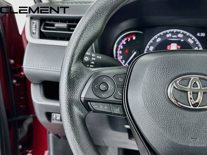Toyota RAV4 Vehicle Full-screen Gallery Image 15