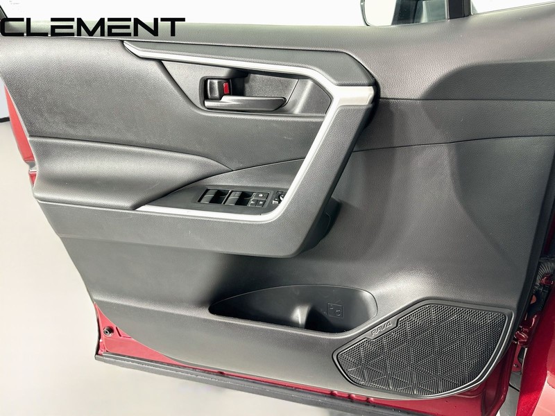 Toyota RAV4 Vehicle Full-screen Gallery Image 25