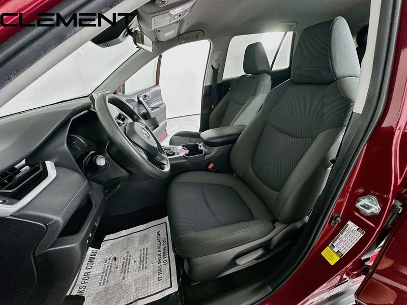 Toyota RAV4 Vehicle Full-screen Gallery Image 28