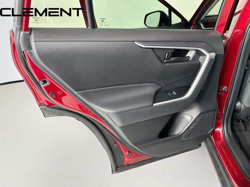 Toyota RAV4 Vehicle Full-screen Gallery Image 29